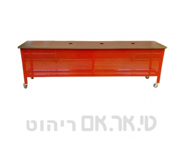 שולחן שופטים עם מסתור מחורר