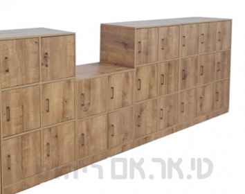 לוקר עץ עם דלת