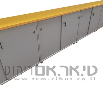 כוננית עם דלתות הזזה