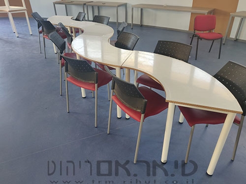 שולחן רבע עיגול בצורת נחש