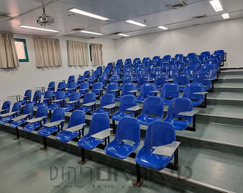 מושבי אריק גמיש בצבע כחול בבית ספר הרב תחומי למדעים ולאמנויות בחדרה