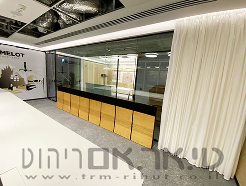כיסאות JumpSeat בחדר ישיבות גוגל תל-אביב