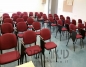 כיסאות ויזי מרופדים בורדו מדף כתיבה רחב