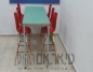 שולחן וכסאות בר